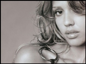 Usta, Jessica Alba, Portret