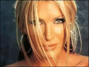 Kolczyki, Caprice Bourret, Twarz