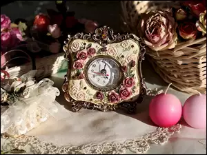 Kosz, Serwetki, Zegar, Kompozycja, Świece, Róże