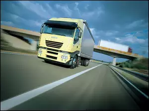 Żółte Iveco