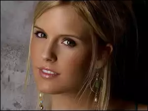 Kolczyki, Maggie Grace, Spojrzenie