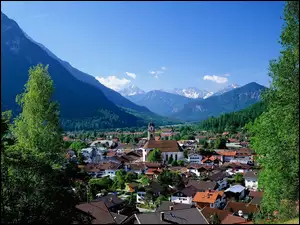 Dolina, Góry, Miasteczko