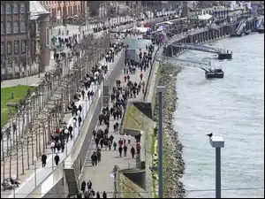 Dusseldorf, Renu, Promenada, Wzdłuż