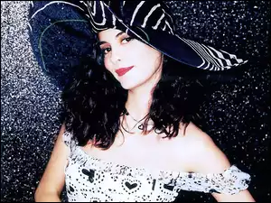 Audrey Tautou, czarno-biały kapelusz