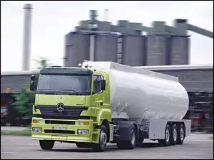 Zielony Ciągnik Mercedes, Cysterna