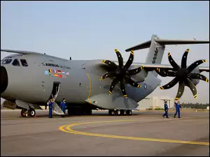 Śmigła, Airbus A400M, Lotnisko