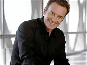 Uśmiechnięty, Julian McMahon