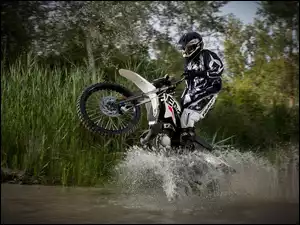 Woda, Cross, Trzciny, Motocyklista