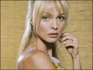 Izabella Scorupco, kolczyki, grzywka, wiszące