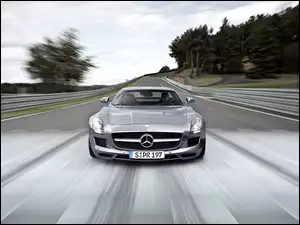 Mercedes Benz SLS, Agresywny, Przód