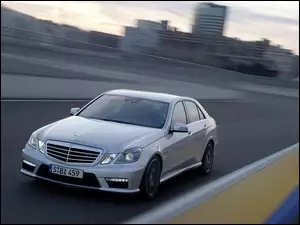 Limuzyna, Mercedes Benz E63, AMG