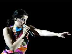 Nelly Furtado, Mikrofon