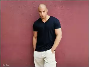 białe spodnie, Vin Diesel, czarny t-shirt