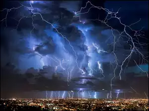 Miasto, Noc, Pioruny