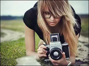 Aparat, Okulary, Blondynka, Łąka, Kobieta, Fotograficzny