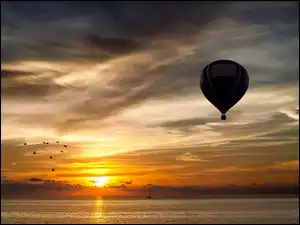 Łodzie, Zachód, Balon, Słońca, Morze, Chmury