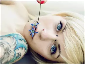 Kwiatek, Kolczyki, Kobieta, Piercing, Blondynka, Tatuaż