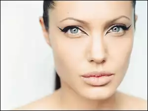 Angelina Jolie, niebieskie oczy