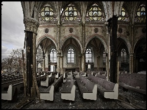 Zrujnowany, Kościół
