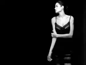 Angelina Jolie, czarny strój