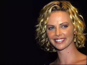 włosy, Charlize Theron, kręcone