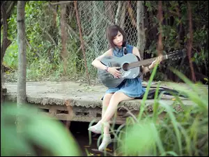 Dziewczyna, Mostek, Gitara, Las