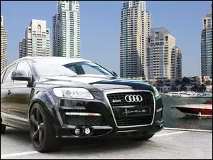 Łódka, Audi Q7, Miasto, Wieżowce, Rzeka