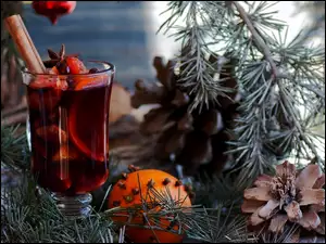 Kompozycja z szyszkami pomarańczą i laską cynamonu
