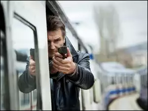Aktor Liam Neeson w scenie filmowej Uprowadzona