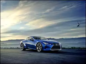 Niebieski Lexus LC 500 rocznik 2018 na drodze i helikopter w locie
