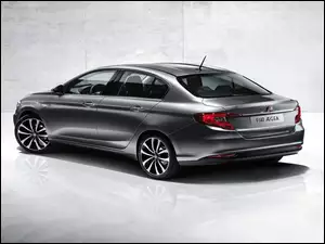 Srebrny samochód Fiat Aegea