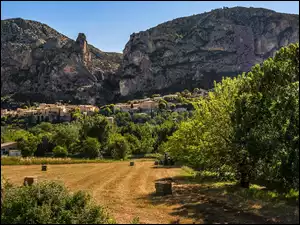 Miejscowość Moustiers-Sainte-Marie z polami w dolinie francuskich Alp