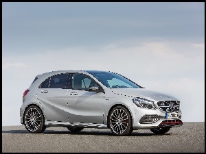 Srebrny Mercedes AMG 4MATIC A 45 W176 rocznik 2015