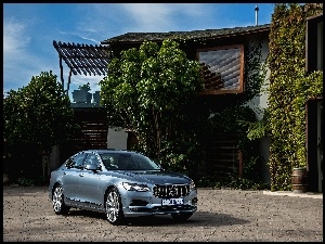 Samochód Volvo S90 D4 Inscription zaparkowany przed domem