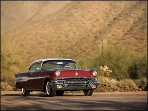 Zabytkowy samochód Pontiac Star Chief Custom Catalina Coupe rocznik 1957