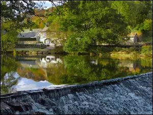 Dom w Hrabstwie Kumbria pośród drzew nad rzeką River Brathay w Anglii