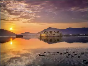 Pałac Jal Mahal na jeziorze Man Sagar w Indiach