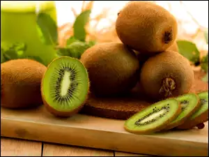 Owoce kiwi i plasterki na desce