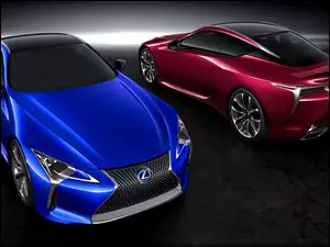 Dwa Lexusy LC500 czerwony i niebieski dumnie się prezentują na wystawie