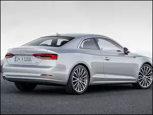 Srebrne Audi A5 w tle gór