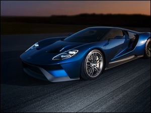 Niebieski Ford GT z kołami na alufelgach