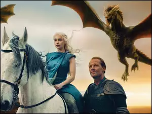 Emilia Clarke i Iain Glen w scenie z amerykańskiego serialu fantasy Gra o tron