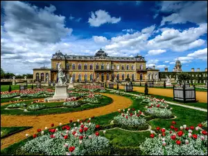 Dworek Wrest Park z ogrodem pełnym tulipanów w Anglii