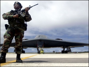 B-2 Spirit, Żołnierz, Karabin, Kobieta, Bombowiec
