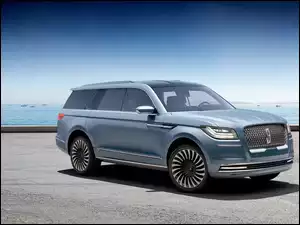 Samochód Lincoln Navigator Concept  przy morzu
