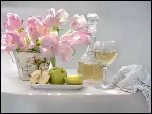 Kompozycja bukietu tulipanów z karafką wina i jabłkami