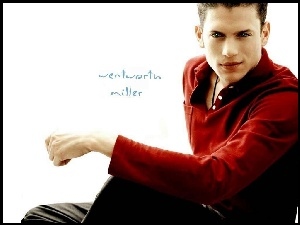 Wentworth Miller, czerwona bluzka