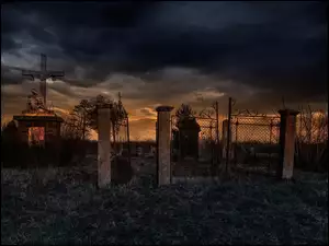 Otwarta brama prowadząca na cmentarz