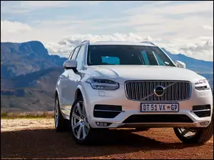 Volvo XC90 T6 SUV z 2015 roku na tle gór