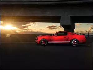 Ford Mustang GT 500 stoi pod mostem